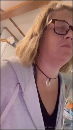 mamacourtie fart porn video 1225075255 3446935681 ( 5.2 MB )