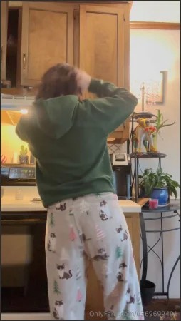 tinke rbelle9263 now lets make some coffee these were the first farts 3112031595 ( 19.7 MB )