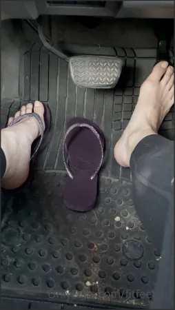 fityoginina i thought you guys might enjoy a flip flop driving vid 2132243402 ( 245.1 MB )